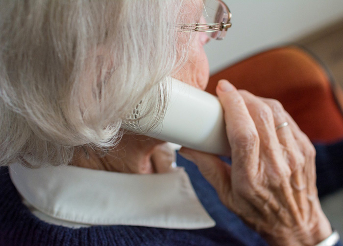 Oma beim Telefonieren