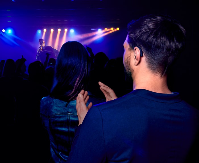 ReSound Person mit Hoergeraet bei Konzert